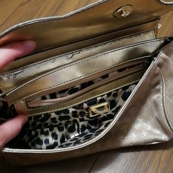 VGUC glitzy gold Guess purse with chain handle - Picture 5 of 8
